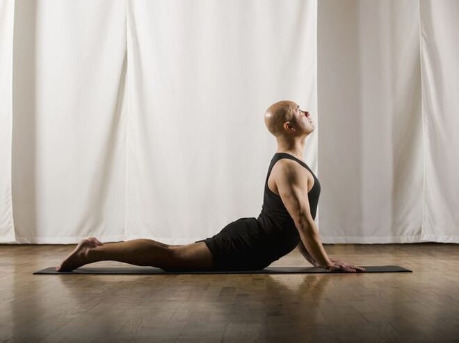 E Mann mat Prostatitis ass mat Yoga engagéiert