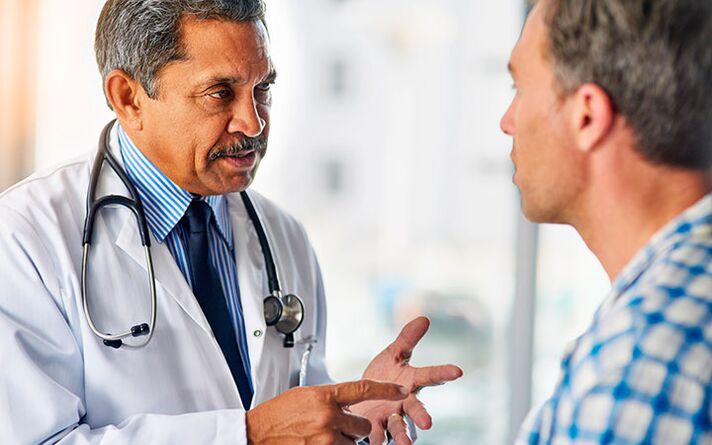 E Mann mat Prostatitis bei engem Urolog