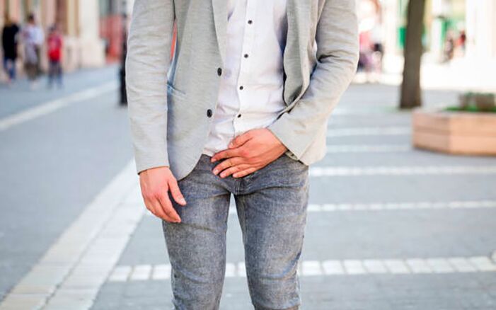 E Mann mécht sech Suergen iwwer onsympathesch Symptomer vun der Prostatitis