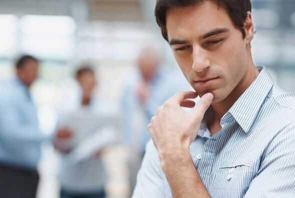 e Mann denkt un d'Behandlung vu bakterieller Prostatitis