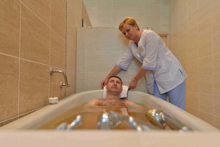 E Pinienbad ze huelen wäert den Zoustand vun engem Mann mat Prostatitis erliichteren